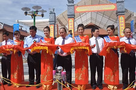 Đồng chí Nguyễn Xuân Phúc, Ủy viên Bộ Chính trị, Phó Thủ tướng Chính phủ cắt băng khánh thành Đền thờ các Anh hùng liệt sỹ.