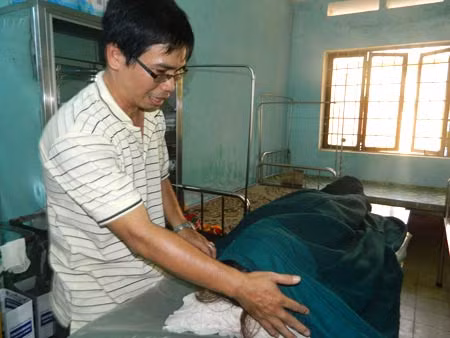 Anh Ngô Trọng Minh bên thi thể vợ.