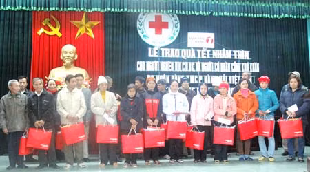 Trao quà Tết sớm cho các hộ gia đình có hoàn cảnh khó khăn và những nạn nhân bị nhiễm chất độc da cam ở huyện Quỳnh Phụ, Thái Bình.