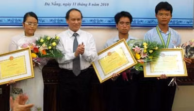Chủ tịch Trần Văn Minh trao bằng khen và phần thưởng cho các em đạt giải.