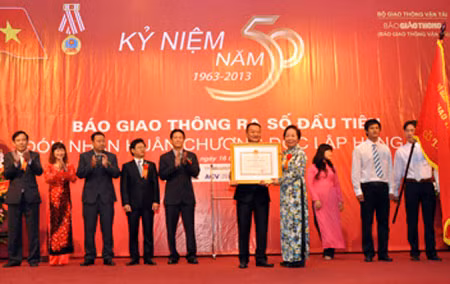 Phó Chủ tịch nước Nguyễn Thị Doan trao Huân chương Độc lập hạng ba cho Ban Biên tập Báo Giao thông. Ảnh: Đức Mạnh.