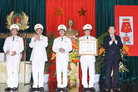 Chủ tịch nước Trương Tấn Sang trao Bằng Huân chương Quân công hạng nhất cho Trường Trung cấp An ninh nhân dân I. Ảnh: Hiếu Quỳnh.