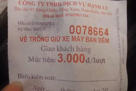 Phố Bà Triệu (đoạn BV Mắt TW) thông thoáng hơn khi dẹp bãi gửi xe. Ô tô, xe máy vẫn đỗ trên vỉa hè và lòng đường trên phố Cầu Gỗ. Bất chấp biển cấm, nhiều đoạn đường ở Phố Huế vẫn đỗ ô tô, xe máy. Tấm biển “cấm để xe vỉa hè, lòng đường; cấm vứt rác vỉa hè; cấm lấn chiếm vỉa hè để kinh doanh buôn bán” trên phố Hàng Dầu thậm chí còn bị rác che khuất. Bãi trông giữ xe trái phép trên phố Đinh Lễ. Người trông xe sử dụng “vé ban đêm” của Công ty TNHH Dịch vụ Hạnh Ly và thu 5.000 đồng/lượt. Bãi trông xe trái phép trên phố Hàng Gai. Xe máy, ô tô chiếm dụng cả lòng đường trên phố Hàng Gai.
