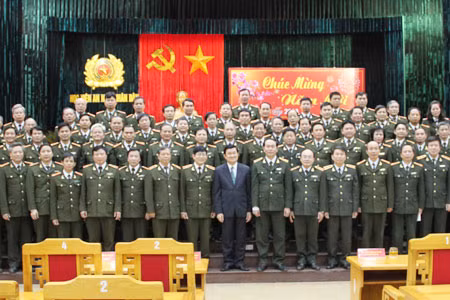 Chủ tịch nước Trương Tấn Sang chụp ảnh kỷ niệm với các đồng chí lãnh đạo Bộ Công an và cán bộ, giáo viên Học viện ANND.