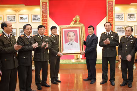 Chủ tịch nước Trương Tấn Sang trao tặng bức chân dung Chủ tịch Hồ Chí Minh cho Học viện ANND.