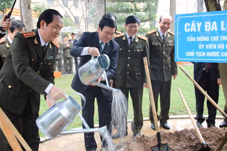 Chủ tịch nước Trương Tấn Sang cùng Đại tướng Trần Đại Quang, Ủy viên Bộ Chính trị, Bộ trưởng Bộ Công an trồng cây lưu niệm tại Học viện ANND.