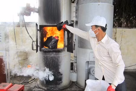 Công nhân đang tiêu hủy thuốc đông dược nhập lậu tại khu xử lý chất thải rắn Bệnh viện đa khoa Quảng Ngãi.