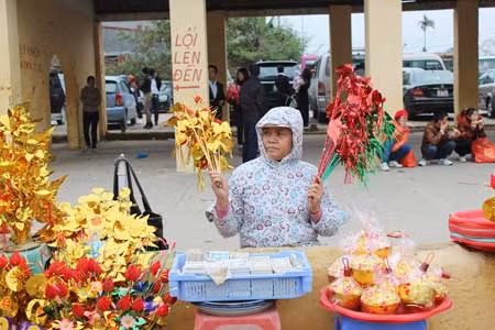 Chen chúc đi xin lộc Bà Chúa Kho đầu năm mới. Sân dưới đã chật kín đồ lễ. Mua một vị trí đặt mâm lễ phải mất 30 nghìn. Cành vàng lá ngọc với giá 10 nghìn/cành. Một em bé được bố cho lên cổ đi lễ đền. Tại các nhà gửi xe đều có cảnh báo “không nhờ khấn thuê lễ mướn”. Dọc hai bên đường lên đền, các cửa hàng viết sớ, sắp đồ lễ, khấn thuê mọc như nấm. Lối lên đền “cái bang” ngồi la liệt hành nghề.
