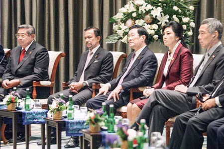Chủ tịch nước Trương Tấn Sang cùng các nhà lãnh đạo APEC dự phiên họp toàn thể Hội đồng tư vấn kinh doanh APEC (ABAC). Ảnh: TTXVN.