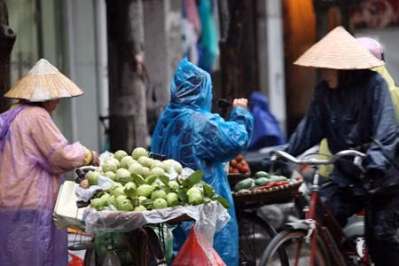 Với kiểu thời tiết mưa nắng song hành, người dân khi ra ngoài cần luôn mang theo áo mưa để phòng mưa giông.