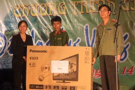 Thượng tướng Đặng Văn Hiếu, Ủy viên Trung ương Đảng, Thứ trưởng Thường trực Bộ Công an tặng quà Trường Tiểu học Trường Yên.