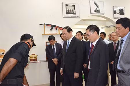 Bộ trưởng Trần Đại Quang thăm Trung tâm quản lý dữ liệu bom quốc gia Ấn Độ. Ảnh: Trí Trung.