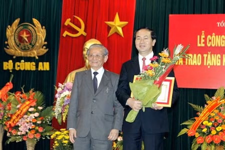 Chủ tịch Hội Khoa học Lịch sử Việt Nam Phan Huy Lê trao Kỷ niệm chương “Vì sự nghiệp sử học Việt Nam” cho Bộ trưởng Trần Đại Quang. Chủ tịch Hội Khoa học Lịch sử Việt Nam Phan Huy Lê trao Kỷ niệm chương “Vì sự nghiệp sử học Việt Nam” cho các đồng chí lãnh đạo, nguyên lãnh đạo Bộ Công an.