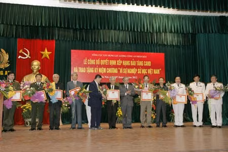 Chủ tịch Hội Khoa học Lịch sử Việt Nam Phan Huy Lê trao Kỷ niệm chương “Vì sự nghiệp sử học Việt Nam” cho các đồng chí lãnh đạo, nguyên lãnh đạo Tổng cục và Viện Lịch sử Công an. TS Nguyễn Thế Hùng, Cục trưởng Cục di sản Văn hóa trao Quyết định của Bộ Văn hóa - Thể thao và Du lịch về việc xếp hạng cho Bảo tàng Công an nhân dân.