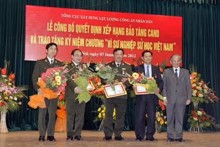 Chủ tịch Hội Khoa học Lịch sử Việt Nam Phan Huy Lê trao Kỷ niệm chương “Vì sự nghiệp sử học Việt Nam” cho Bộ trưởng Trần Đại Quang. Chủ tịch Hội Khoa học Lịch sử Việt Nam Phan Huy Lê trao Kỷ niệm chương “Vì sự nghiệp sử học Việt Nam” cho các đồng chí lãnh đạo, nguyên lãnh đạo Bộ Công an.