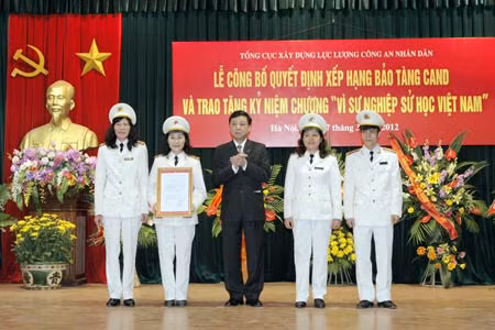 Chủ tịch Hội Khoa học Lịch sử Việt Nam Phan Huy Lê trao Kỷ niệm chương “Vì sự nghiệp sử học Việt Nam” cho các đồng chí lãnh đạo, nguyên lãnh đạo Tổng cục và Viện Lịch sử Công an. TS Nguyễn Thế Hùng, Cục trưởng Cục di sản Văn hóa trao Quyết định của Bộ Văn hóa - Thể thao và Du lịch về việc xếp hạng cho Bảo tàng Công an nhân dân.
