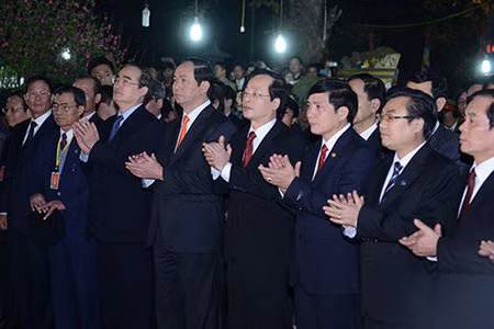Ðại tướng Trần Ðại Quang, Ủy viên Bộ Chính trị, Bộ trưởng Công an; đồng chí Nguyễn Thiện Nhân, Ủy viên T.Ư Ðảng, Phó Thủ tướng Chính phủ và một số lãnh đạo Trung ương, địa phương tham dự Lễ Khai ấn đầu Xuân Quý Tỵ.