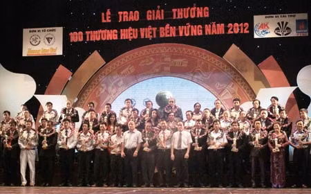 Trao giải thưởng “Thương hiệu Việt bền vững năm 2012”.