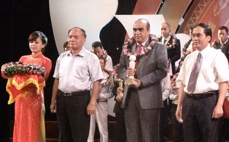 Trao giải thưởng “Thương hiệu Việt bền vững năm 2012”.