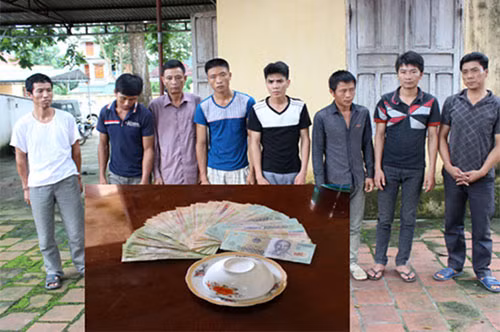 Các đối tượng đánh bạc và các tang vật thu được.