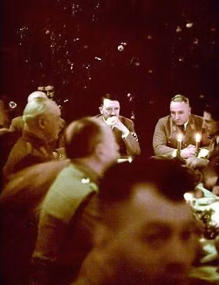 Hitler giơ tay chào quân đội Đức trong cuộc duyệt binh vào ngày 1/9/1938. "Điều tiên quyết dẫn đến thành công là sự áp dụng không ngừng và liên tục bạo lực", Hitler từng nói. Thủ tướng Anh Neville Chamberlain (hàng đầu, thứ 2 bên tay phải) duyệt đội quân danh dự của phát xít Đức trước khi đến gặp Adolf Hitler vào ngày 28/9/1938. Hitler phát biểu tại Munich, Đức, ngày 8/11/1938, trong lễ kỷ niệm lần thứ 15 sự kiện Beer Hall Putsch, trong đó Hitler và các thành viên đảng Quốc xã đã tìm cách lật đổ chính quyền Đức nhưng không thành. Hitler tham quan cuộc triển lãm Ôtô quốc tế tại Berlin, ngày 17/2/1939. Julius Schaub, trợ thủ thân tín của Hitler, quan sát những người xung quanh tại một bữa tiệc vào ngày 25/2/1939. Hitler tham dự cuộc hạ thủy tàu chiến Tirpitz ngày 1/4/1939. Hitler và các quan chức đảng Quốc xã tham dự bữa tiệc Giáng sinh năm 1941, lúc đỉnh điểm của Chiến tranh thế giới lần thứ 2. Hitler trò chuyện với các cô gái trẻ trên chiếc tàu Robert Ley của Đức trong ngày khởi hành đầu tiên của con tàu, hôm 1/4/1939. Tên tàu được lấy từ một thủ lĩnh cấp cao trong quân đội phát xít. Phòng khám bệnh trên tàu Robert Ley - một trong những tàu đầu tiên được chế tạo phục vụ riêng mục đích du ngoạn cho quân đội Đức. Bể bơi trong nhà trên con tàu "Strength Through Joy" - một phần trong chương trình hoạt động giải trí của quân đội phát xit.