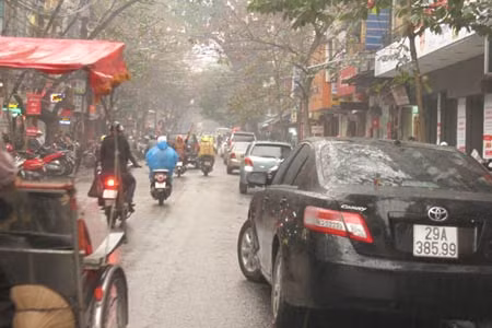 Phố Bà Triệu (đoạn BV Mắt TW) thông thoáng hơn khi dẹp bãi gửi xe. Ô tô, xe máy vẫn đỗ trên vỉa hè và lòng đường trên phố Cầu Gỗ. Bất chấp biển cấm, nhiều đoạn đường ở Phố Huế vẫn đỗ ô tô, xe máy. Tấm biển “cấm để xe vỉa hè, lòng đường; cấm vứt rác vỉa hè; cấm lấn chiếm vỉa hè để kinh doanh buôn bán” trên phố Hàng Dầu thậm chí còn bị rác che khuất. Bãi trông giữ xe trái phép trên phố Đinh Lễ. Người trông xe sử dụng “vé ban đêm” của Công ty TNHH Dịch vụ Hạnh Ly và thu 5.000 đồng/lượt. Bãi trông xe trái phép trên phố Hàng Gai. Xe máy, ô tô chiếm dụng cả lòng đường trên phố Hàng Gai.