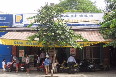 Một cây xăng trên phố Khâm Thiên (Hà Nội). Ảnh minh họa.