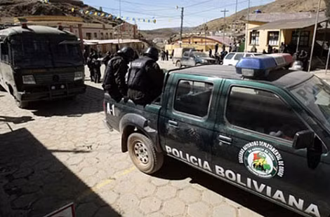Cảnh sát Bolivia trong một chiến dịch truy quét ma túy.