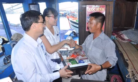 Ông Trần Văn Thuấn, Chủ tịch Hội Thầy thuốc trẻ Việt Nam trao tặng tủ thuốc cho ngư dân xã Tam Quang, huyện Núi Thành, Quảng Nam.