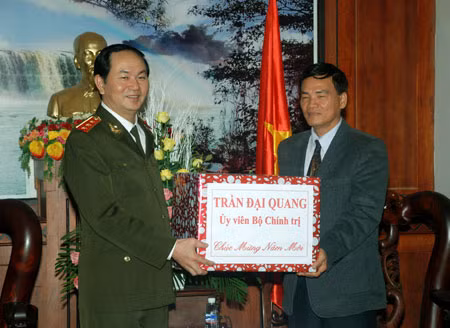 Thượng tướng Trần Đại Quang, Ủy viên Bộ Chính trị, Bộ trưởng Bộ Công an tặng quà Tỉnh ủy Phú Yên.