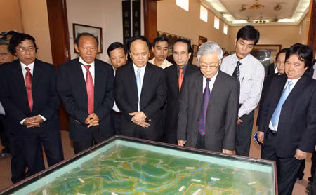 Tổng Bí thư Nguyễn Phú Trọng thăm Bảo tàng Quang Trung. Ảnh: TTXVN.