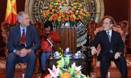 Chủ tịch Quốc hội Nguyễn Sinh Hùng tiếp Ngài John Nielsen, Đại sứ Đặc mệnh toàn quyền Đan Mạch tại Việt Nam đến chào xã giao. Ảnh: TTXVN.