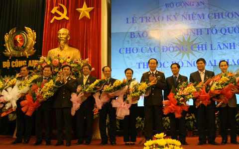 Thượng tướng Trần Đại Quang, Ủy viên Bộ Chính trị, Bộ trưởng Bộ Công an; Thượng tướng Đặng Văn Hiếu, Ủy viên Trung ương Đảng, Thứ trưởng Thường trực Bộ Công an với các đồng chí lãnh đạo Bộ Ngoại giao được tặng Kỷ niệm chương. Ảnh: Việt Hưng.