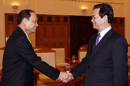 Thủ tướng Nguyễn Tấn Dũng tiếp Bộ trưởng Bộ Thông tin và Truyền thông CHDCND Lào Hiem Phomachanh. Ảnh: TTXVN.