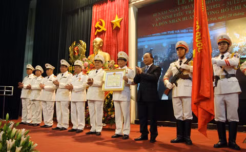 Đồng chí Nguyễn Xuân Phúc, Ủy viên Bộ Chính trị, Phó Thủ tướng Chính phủ trao Bằng Huân chương Hồ Chí Minh cho lực lượng An ninh điều tra. Ảnh: Việt Hưng.