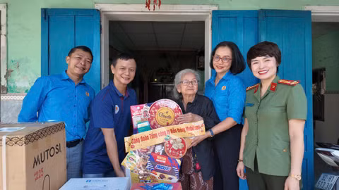 Công đoàn CAND đến thăm nhà và trao quà cho đại diện gia đình chị Kiều Thị Quýt (Công ty Cổ phần Dịch vụ Kỹ thuật MobiFone, mắc bệnh Ung thư, đang điều trị tại Bệnh viện Ung Bướu Đà Nẵng) dịp Tết 2026.