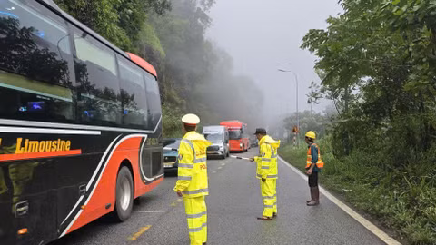 Phân luồng giao thông sửa chữa sạt lở trên đèo Bảo Lộc 