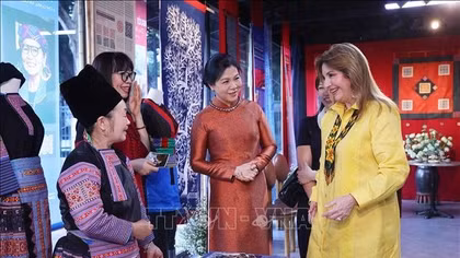 Phu nhân Tổng Bí thư, Chủ tịch nước Tô Lâm và Phu nhân Tổng thống Panama tìm hiểu văn hóa các dân tộc Việt Nam