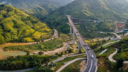 Tháo gỡ “điểm nghẽn”, bứt tốc tiến độ cao tốc Vinh - Thanh Thuỷ