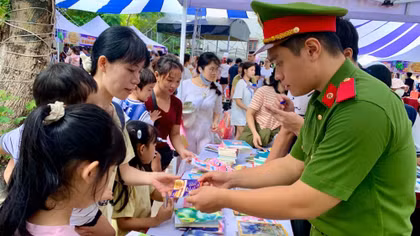 Mang Trung thu đến với các "chiến binh nhí" trong bệnh viện 