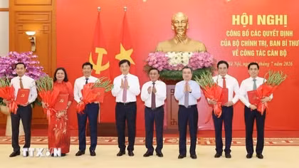 Công bố các quyết định của Bộ Chính trị, Ban Bí thư về công tác cán bộ