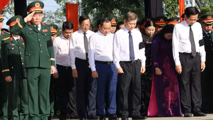 Các đại biểu thực hiện nghi thức tại lễ truy điệu, an táng hài cốt liệt sĩ.