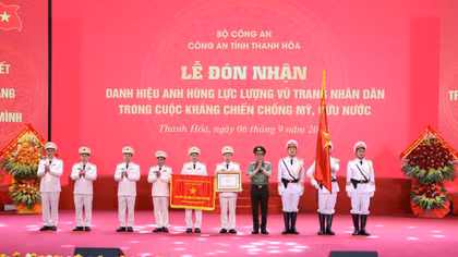 Thừa uỷ quyền của Chủ tịch nước, Đại tướng Lương Tam Quang, Ủy viên Bộ Chính trị, Bộ trưởng Bộ Công an trao danh hiệu Anh hùng lực lượng vũ trang nhân dân tặng Công an tỉnh Thanh Hoá.