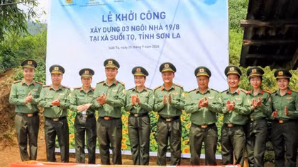 Công an Cửa khẩu Nội Bài chung tay xóa nhà tạm tại Sơn La