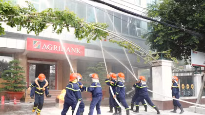 Đội Cảnh sát chữa cháy và cứu nạn cứu hộ khu vực Sóc Trăng triển khai công tác dập tắt đám cháy vừa triển khai phương án cứu người.