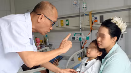 Cứu bé gái bị que xiên thịt đâm suýt vỡ nhãn cầu