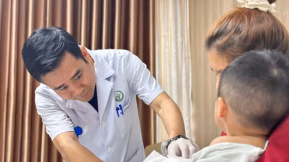 Nối bàn tay gần đứt rời cho cháu bé 22 tháng tuổi