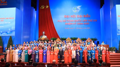 Đoàn Chủ tịch ra mắt đại hội.