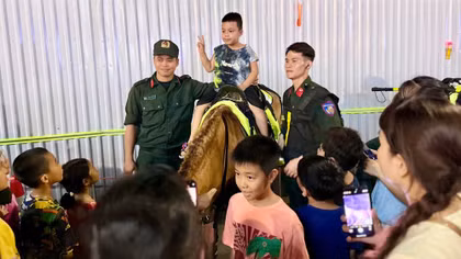 Hàng ngàn người dân Huế thích thú xem Cảnh sát cơ động kỵ binh và Đội mô tô biểu diễn