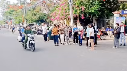 Công an phường Châu Đốc đến tận nhà đưa thí sinh ngủ quên đi thi